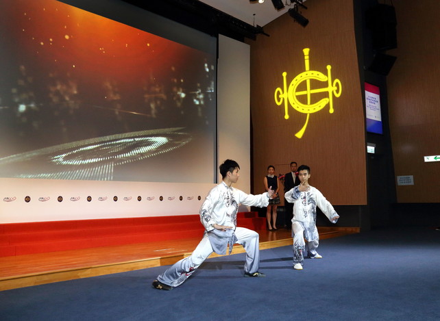 世界太極拳冠軍楊頌熹（右）及亞洲武術冠軍許得恩（左）於頒獎禮上示範雙人太極拳，並配合影音效果介紹競逐「全年最佳教練獎」的優秀教練名單。